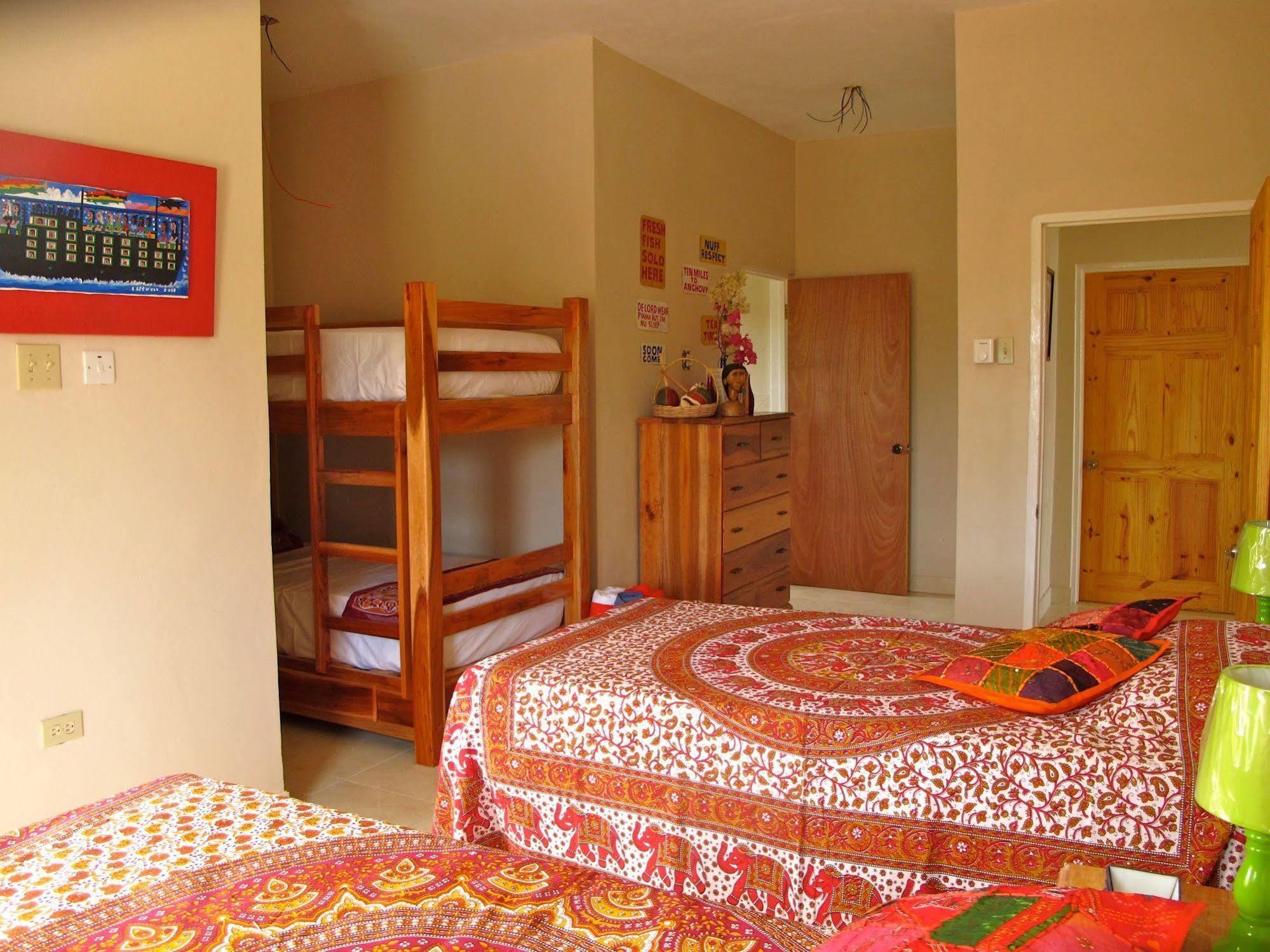 Just Next Door Hostel Treasure Beach Buitenkant foto