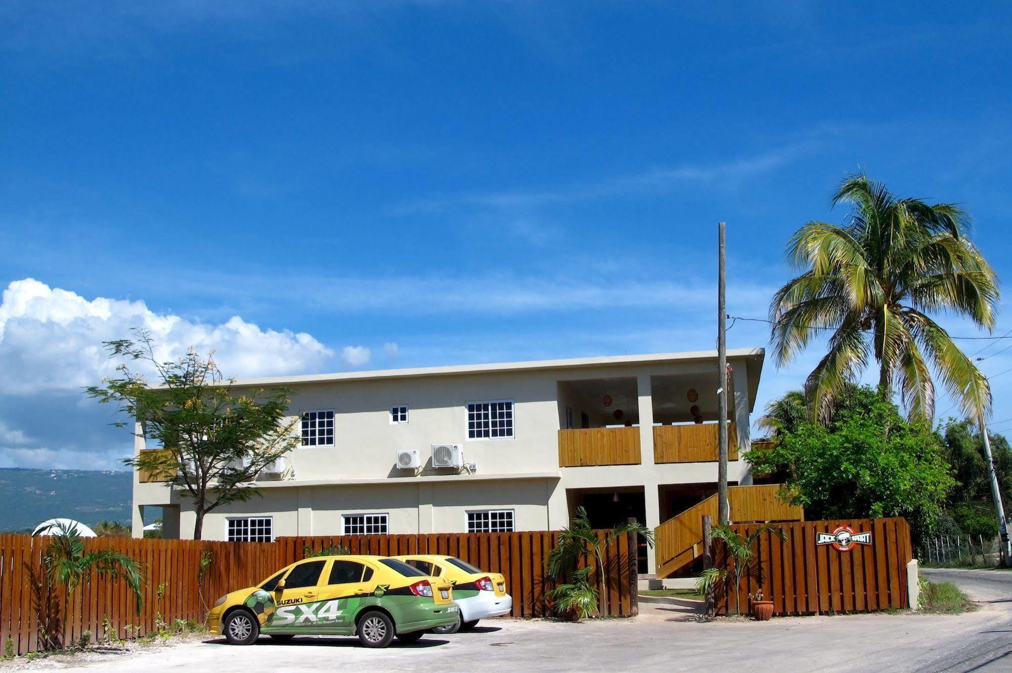 Just Next Door Hostel Treasure Beach Buitenkant foto